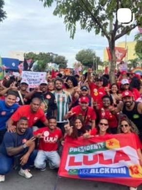 Jovens reunidos em ato de rua com faixa